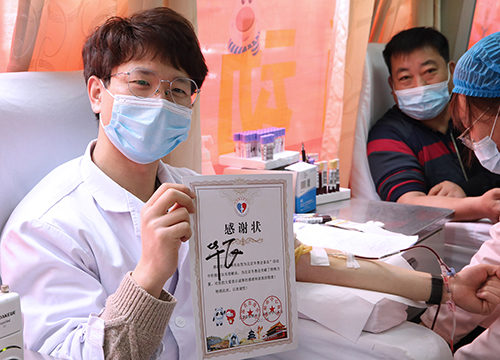 华飞不可是“稀有血型为北京冬奥会备血运动”的加入者,并且还成为捐献造血干细胞志愿者.jpg 华飞不可是“稀有血型为北京冬奥会备血运动”的加入者,并且还成为捐献造血干细胞志愿者.jpg